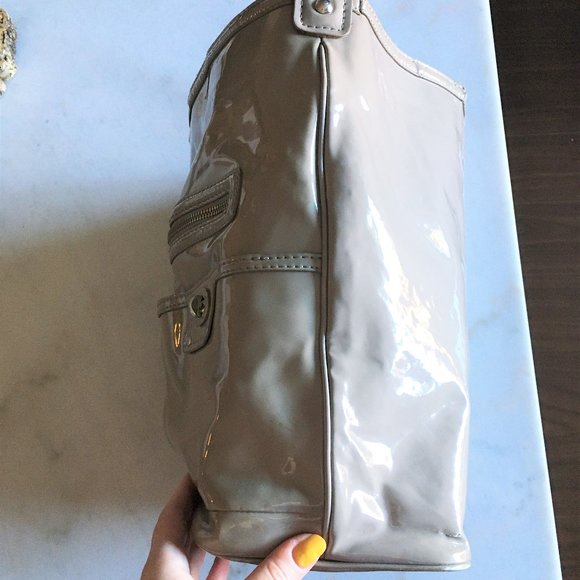 Marc Jacobs patent leather neutral / nude / taupe shoulder bag / purse - Picture 7 of 16